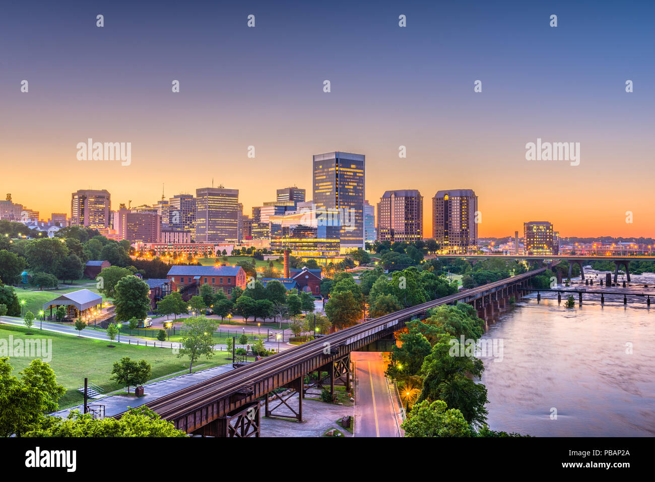 Richmond, Virginie, USA Centre-ville sur la rivière au crépuscule. Banque D'Images