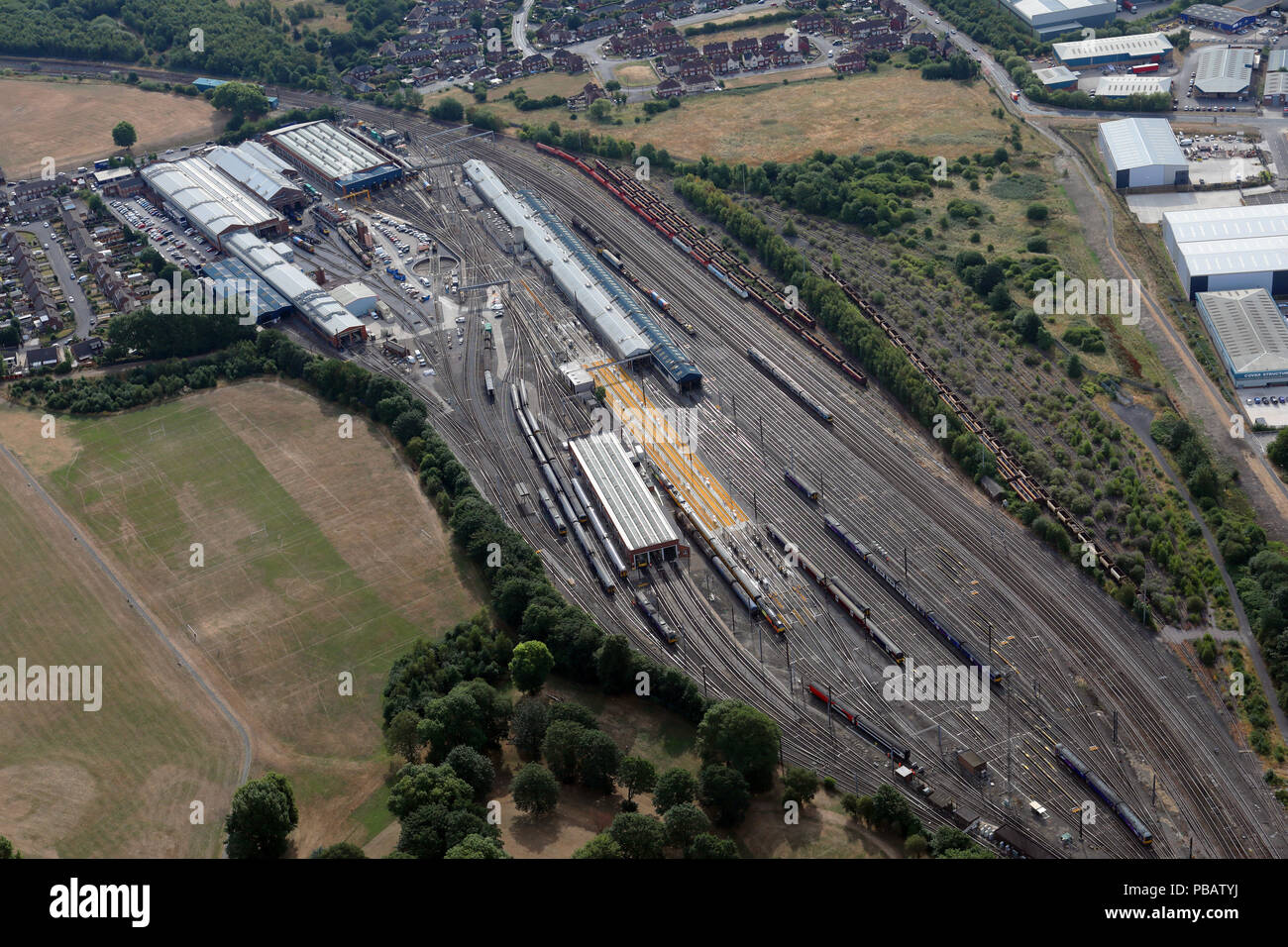 Vue aérienne de l'Neville Hill Depot bâtiments et les embranchements ferroviaires à Cross Green, Leeds Banque D'Images
