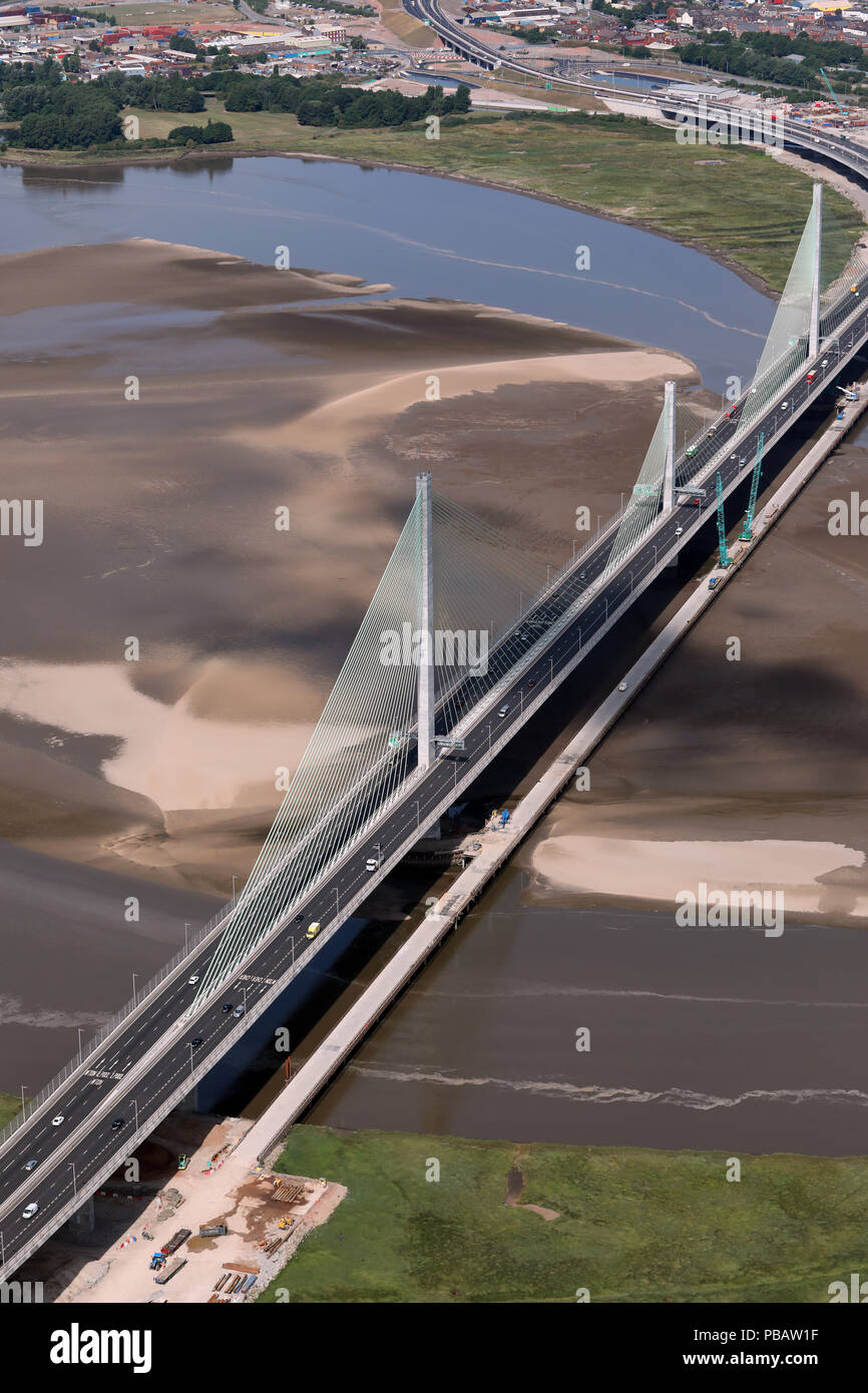 Vue aérienne de la rivière Mersey Gateway crossing bridge à Runcorn, Juillet 2018 Banque D'Images