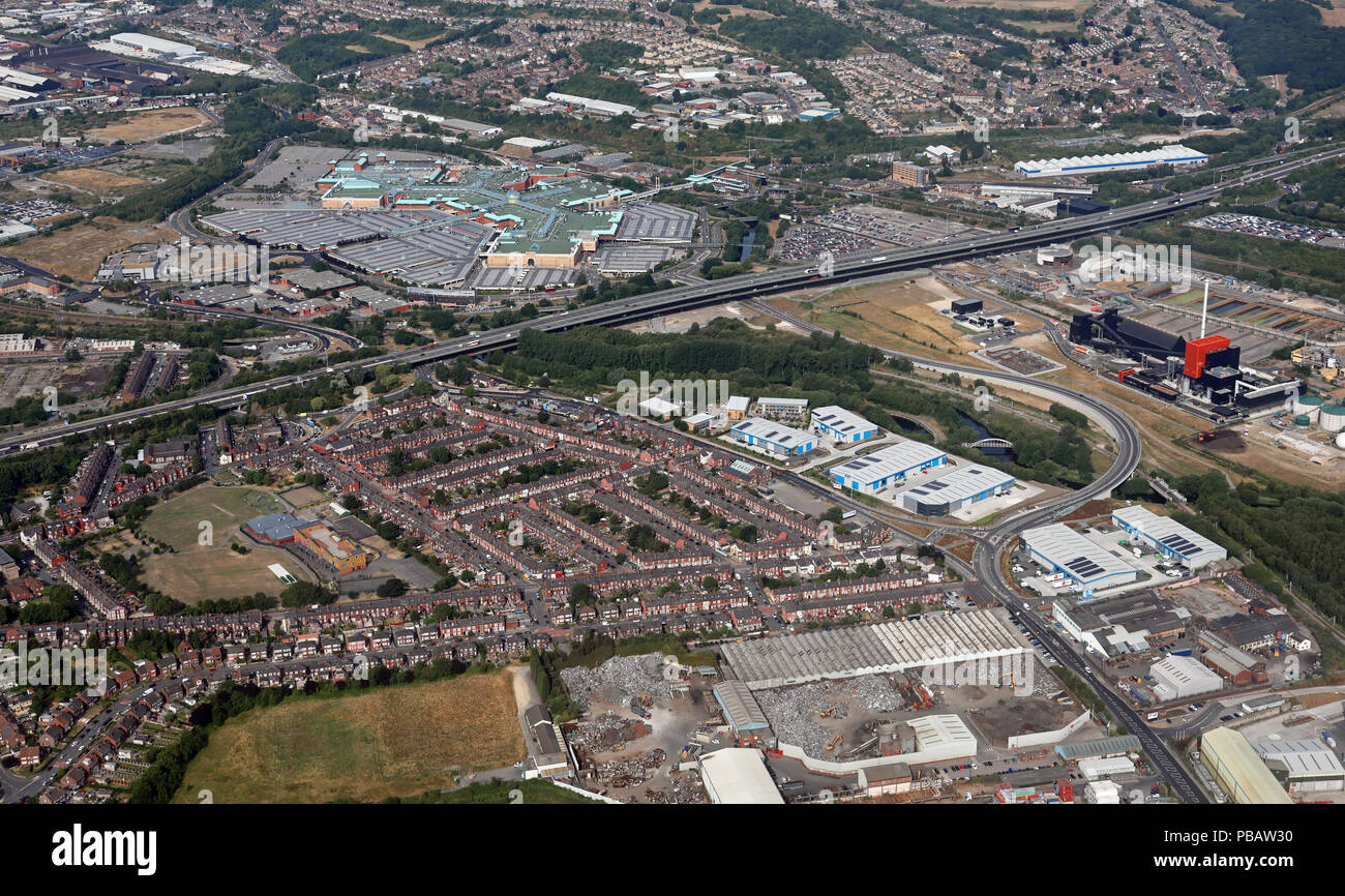 Vue aérienne du centre commercial de Meadowhall avec la nouvelle route de liaison Blackburn Meadows façon importante dans l'avant-plan, Sheffield, Royaume-Uni Banque D'Images