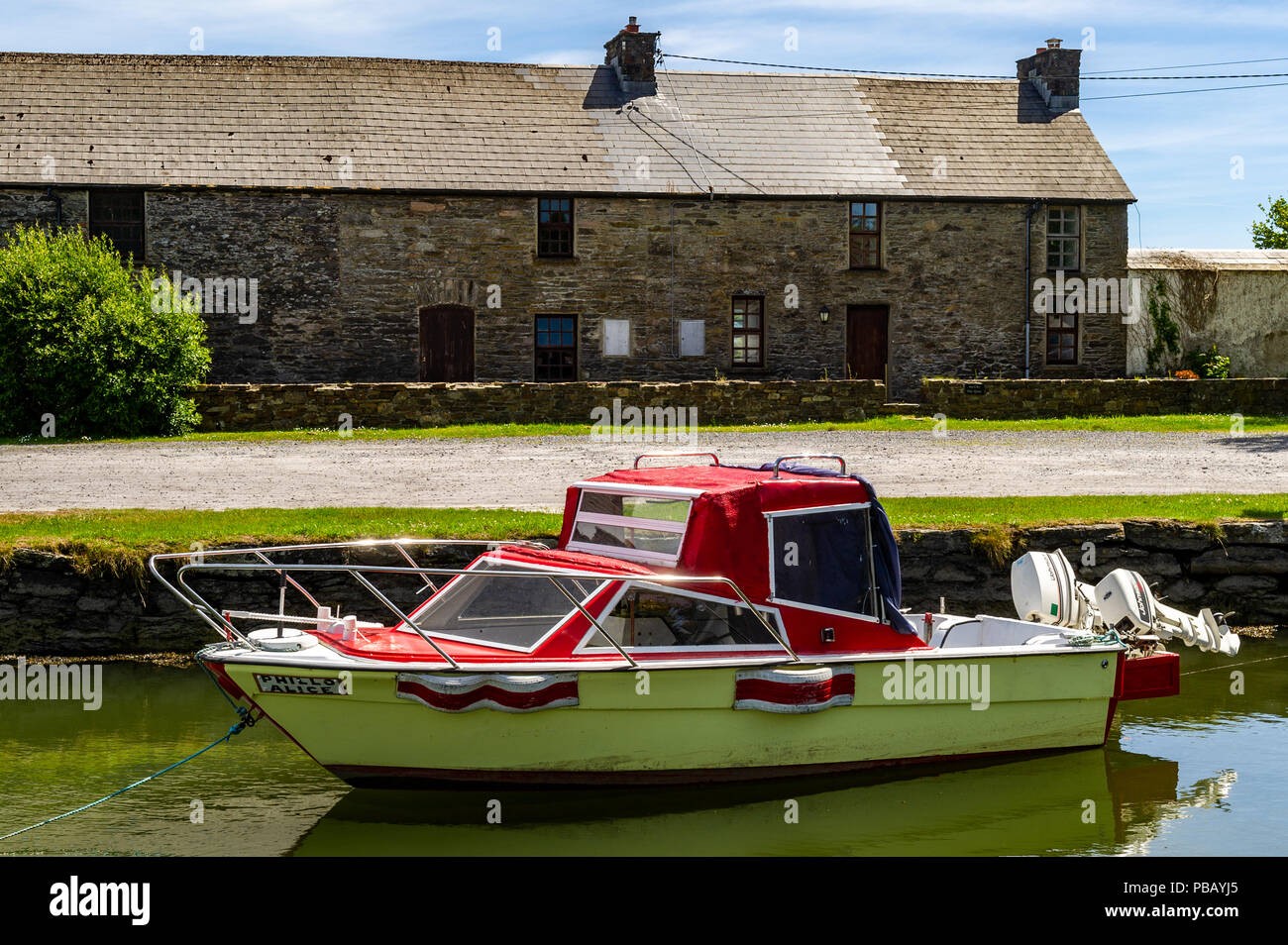 Petite embarcation à moteur amarré à Ballydehob Ballydehob, Harbour, West Cork, Irlande. Banque D'Images