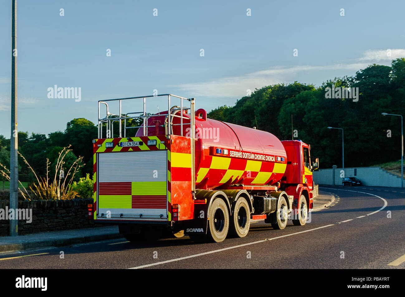 Le comté de Cork Fire Service camion-citerne à eau entraîne le long d'une route dans la région de Bantry, West Cork, Irlande. Banque D'Images