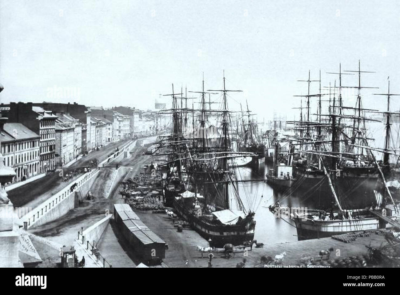. Anglais : Photographie, port de Montréal de Custom House, QC, 1872, Alexander Henderson, les sels d'argent sur papier monté sur carton - papier albuminé 16 x 21 cm - English : Photographie, Vue du port de Montréal depuis la Douane, QC, vers 1872, Alexander Henderson, sels d'argent sur papier monté sur carton - papier albuminé 16 x 21 cm - circa 1872 . Le port de Montréal 1056 Custom House 1872 Banque D'Images