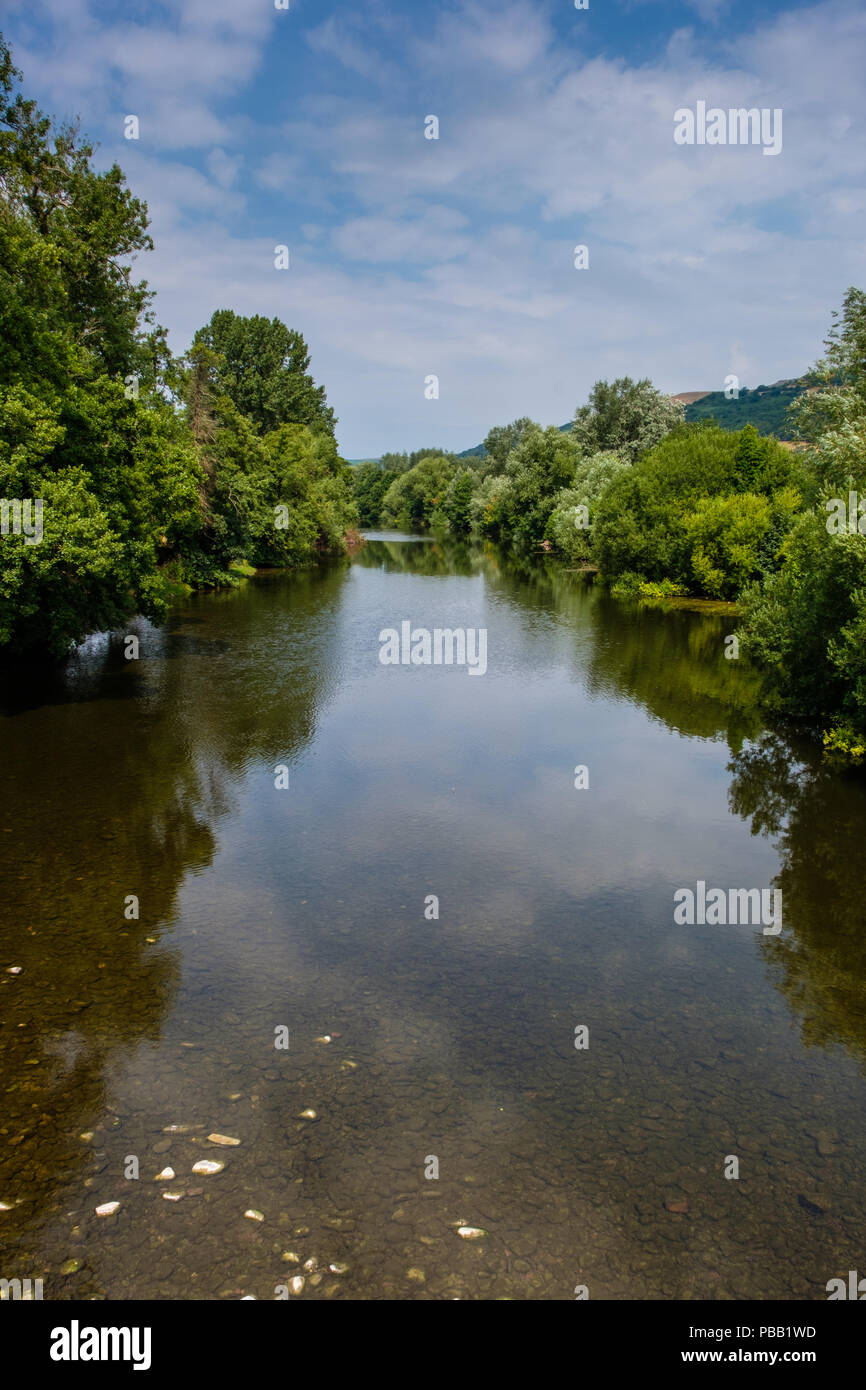 La rivière Usk, à la recherche en amont du pont de Crickhowell, Crickhowell, Powys, Wales Banque D'Images