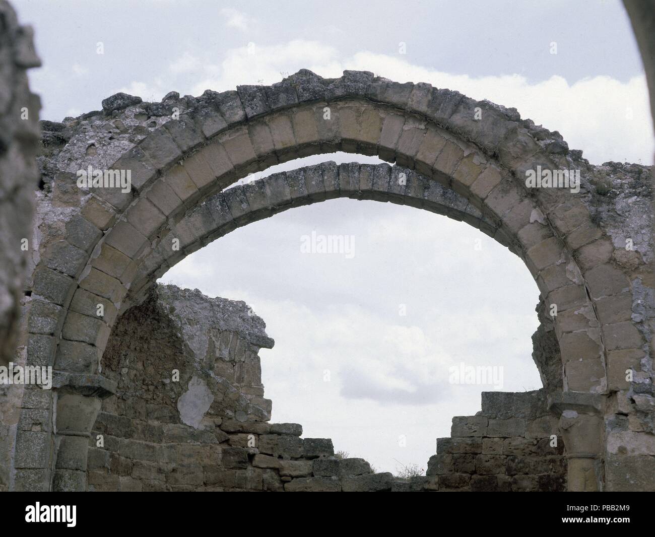 RUINAS DE LA ERMITA DE PRERROMANICA RECOPOLIS - CIUDAD VISIGODA FUNDADA EN 578 POR LEOVIGILDO. Emplacement : CERRO DE LA OLIVA / RUINAS DE RECOPOLIS, ZORITA DE LOS CANES, ESPAGNE. Banque D'Images