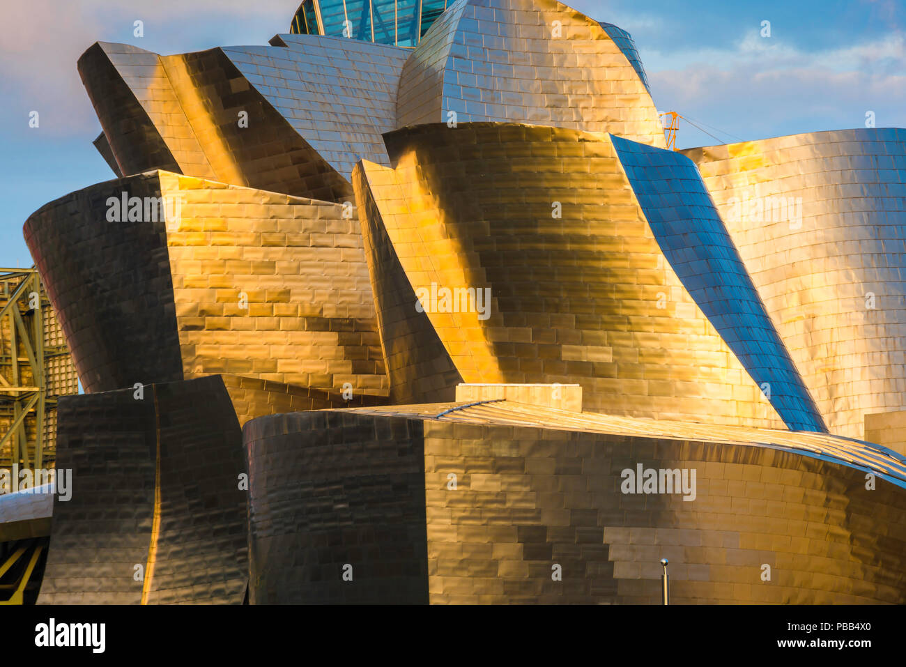 Le Musée Guggenheim de Bilbao, détail de l'acier sur la surface du Musée Guggenheim colorés par un coucher du soleil lumineux, Bilbao, Espagne. Banque D'Images