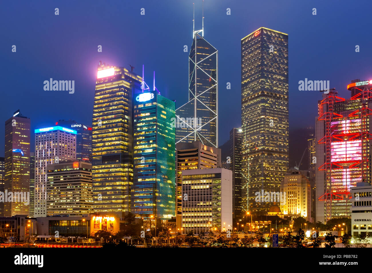 L'île de Hong Kong skyline vue de l'embarcadère de ferry de central, l'île de Hong Kong, Chine Banque D'Images