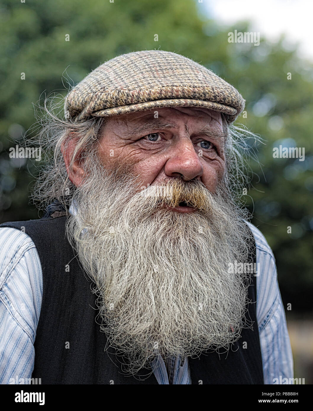 Close-up, portrait vue avant des savoirs traditionnels boatman avec longue barbe & flat cap, isolés travaillant sur péniche, Black Country Museum UK,1940 événement. Banque D'Images