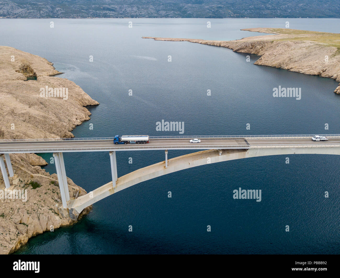 Vue aérienne du pont de l'île de Pag, Croatie, les routes et la côte croate. Falaise dominant la mer. Voitures traversant le pont vu d'en haut Banque D'Images