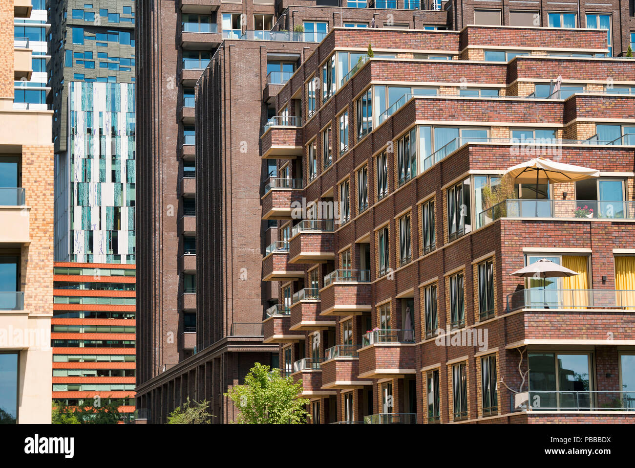 Le Zuidas est un quartier d'affaires à Amsterdam. De nouvelles tours résidentielles surviennent. Banque D'Images