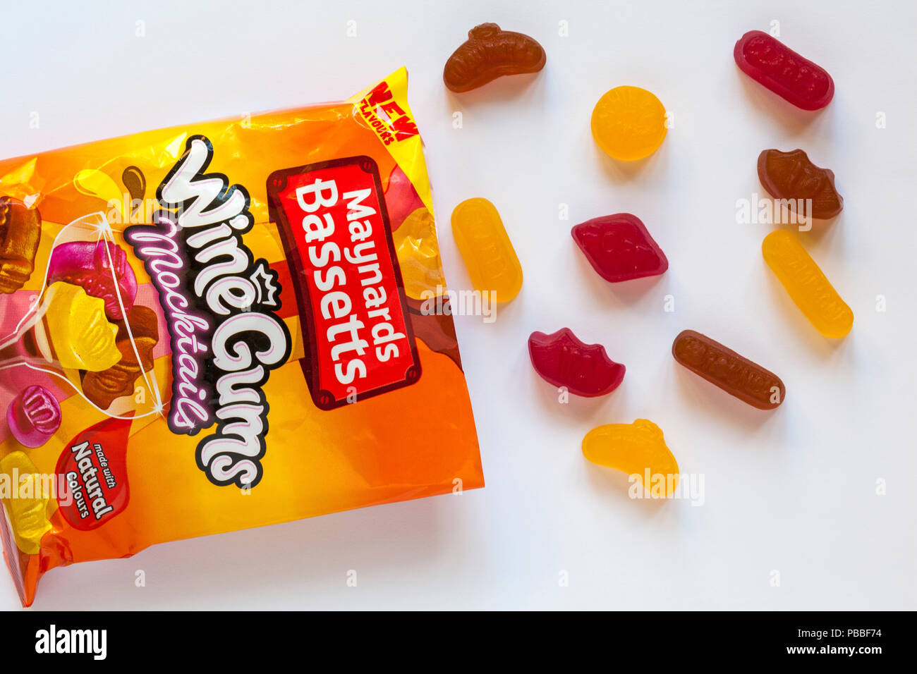 Sachet de Maynards Bassetts Wine gums sans alcool bonbons nouvelles saveurs faites avec des couleurs naturelles ouvert pour afficher contenu situé sur fond blanc Banque D'Images