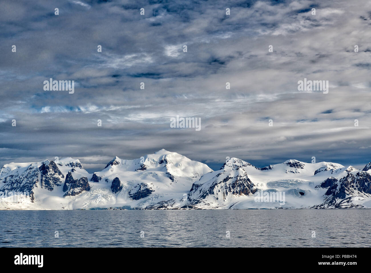 Paysage avec la neige, la glace et les glaciers de Prins Karls Forland, Spitsbergen, Svalbard ou l'Europe Banque D'Images