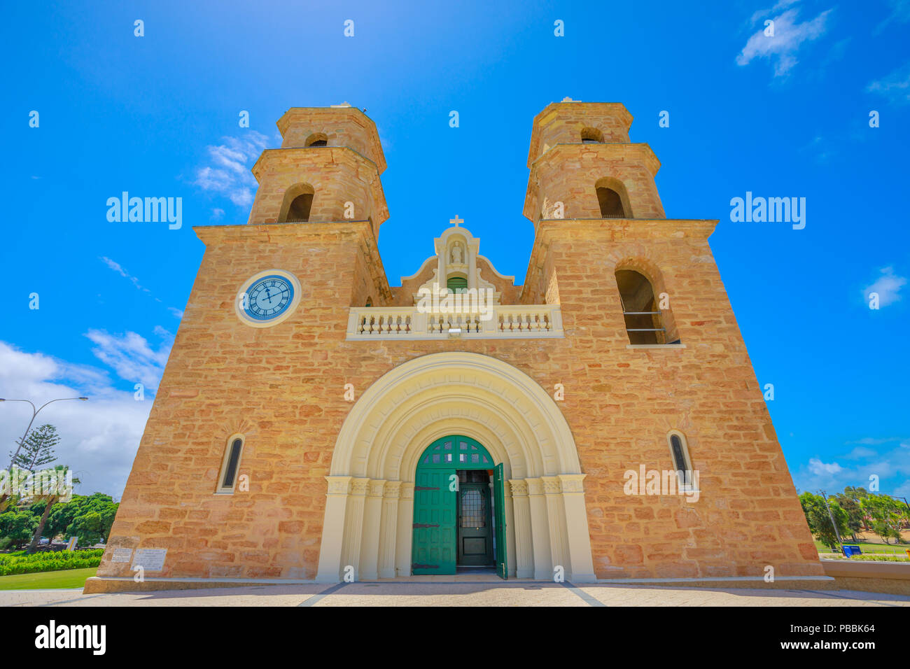 Vue avant du célèbre saint François Xavier's cathédrale avec deux tours jumelles, le principal lieu de culte catholique à Geraldton, Australie occidentale. Ca Geraldton Banque D'Images