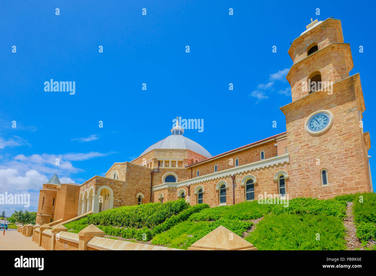 Vue latérale de la cathédrale de Saint François Xavier avec Dome ou Geraldton cathédrale sur l'Avenue de la Cathédrale, est le principal lieu de culte catholique à Geraldton, Wes Banque D'Images