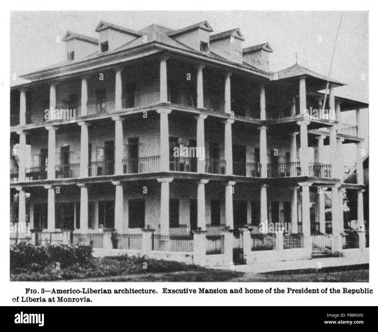 1272 ROSS(1919) Fig.3 Americo-Liberian l'architecture. Executive Mansion et accueil du président de la République du Libéria à Monrovia Banque D'Images 1272 ROSS(1919) Fig.3 Americo-Liberian l'architecture. Executive Mansion et accueil du président de la République du Libéria à Monrovia Banque D'Images