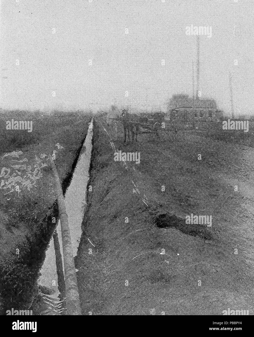 1129 L'huile qui passe par un fossé à ciel ouvert au Texas (1911) Banque D'Images