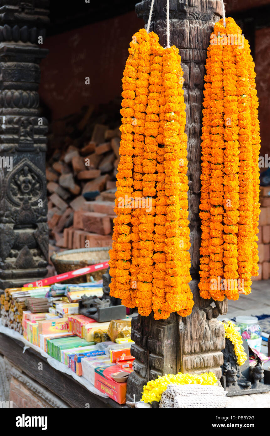 Marigold flower (sayapatri guirlandes) utilisés dans les rituels hindous, accrocher sur un pilier en bois, Patan Durbar Square, au Népal Banque D'Images