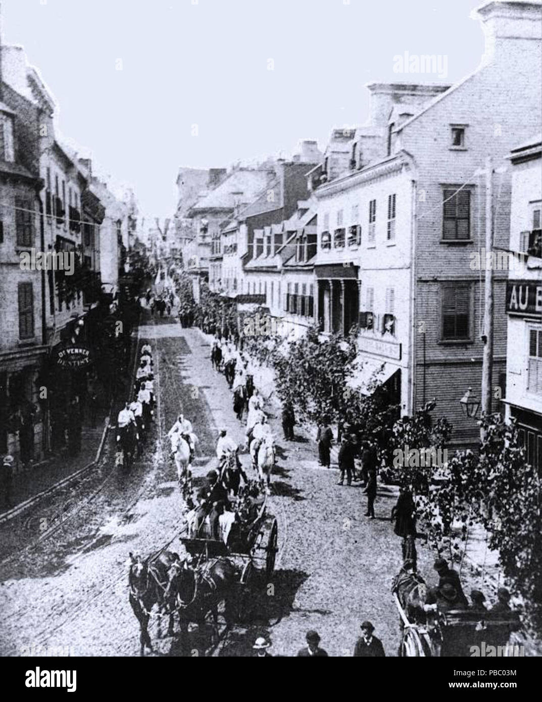 . French : Photo, défilé, la Saint-Jean-Baptiste, Québec, QC, vers 1880, Louis Prudent Vallée. Les sels d'argent sur papier monté sur carton - phototypie - 8 x 14 cm English : Photographie, défilé de la Saint-Jean-Baptiste, Québec, QC, vers 1880, Louis Prudent Vallée. Sels d'argent sur papier monté sur carton - papier albuminé 8 x 14 cm - circa 1880 Défilé . 1168 Saint-Jean-Baptiste Québec 1880 Banque D'Images