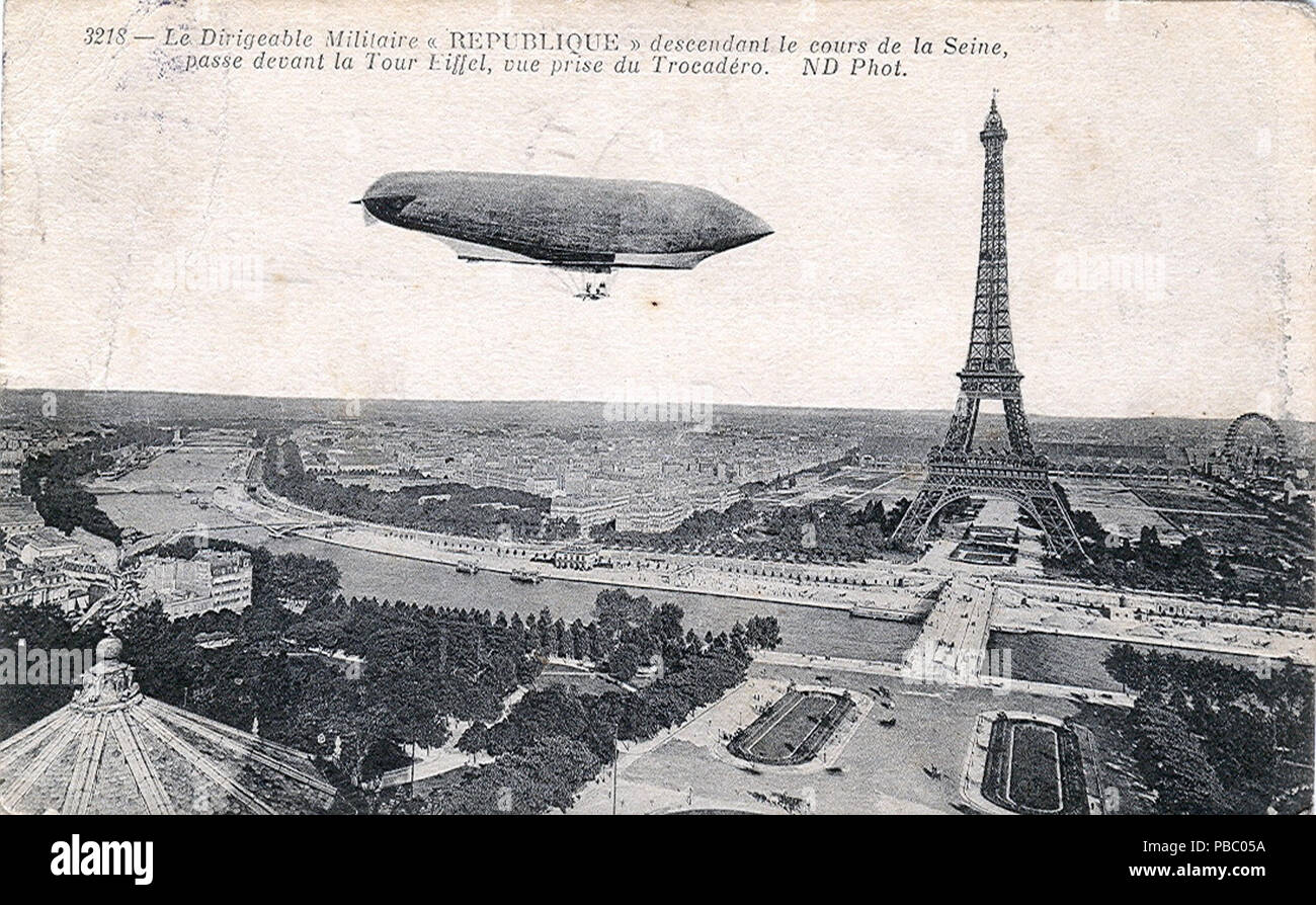 1168 Paris - Luftschiff über Eiffelturm Banque D'Images