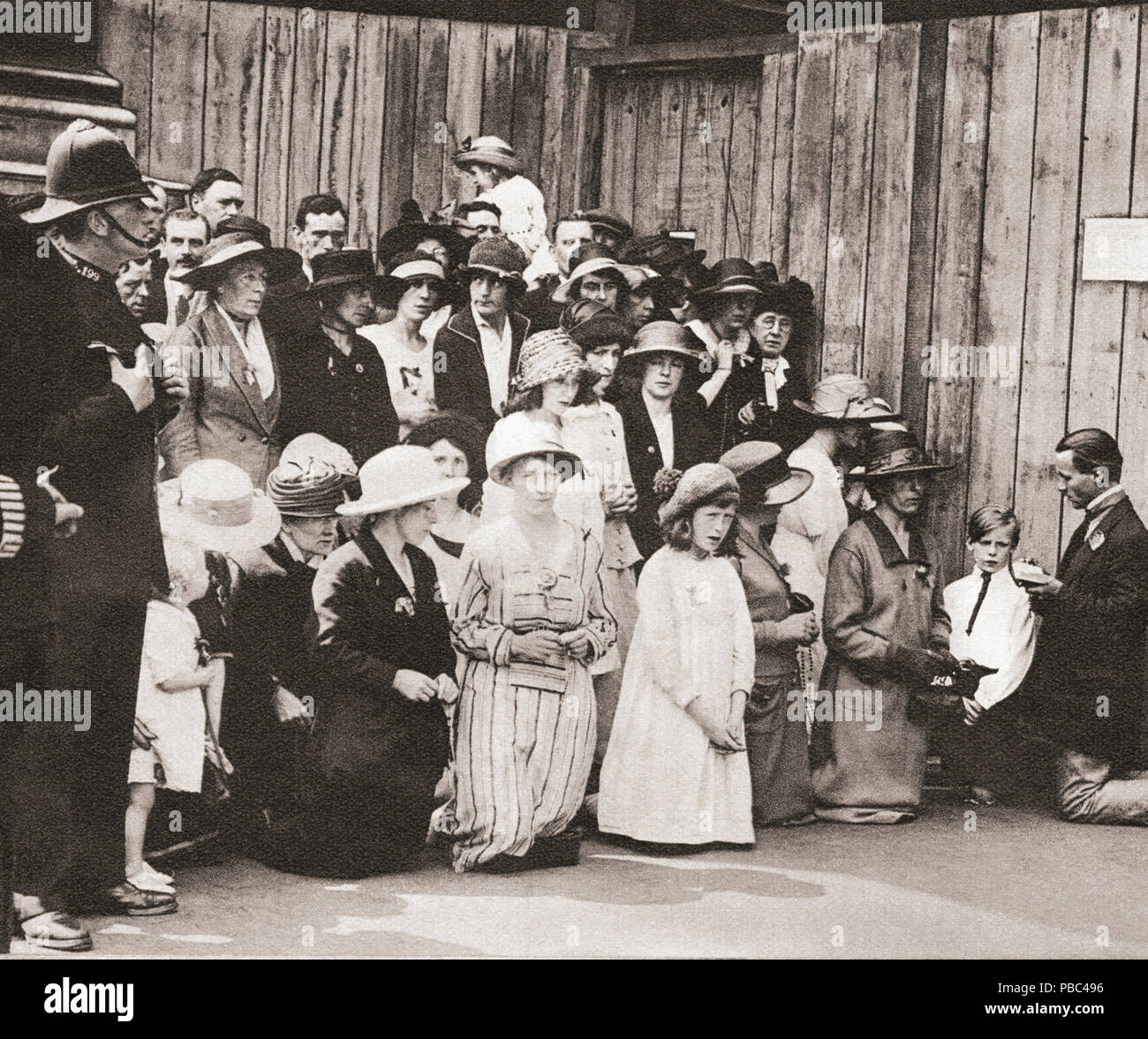 Les hommes d'Irlande, de femmes et d'enfants sur leurs genoux priant à Downing Street pendant les réunions du traité anglo-irlandais de 1921. Le traité anglo-irlandais aka le traité, était un accord entre le gouvernement du Royaume-Uni de Grande-Bretagne et d'Irlande du Nord et des représentants de la République d'Irlande qui a mis fin à la guerre d'indépendance irlandaise et pour l'établissement de l'État libre d'Irlande. À partir de ces années, publié en 1938. Banque D'Images