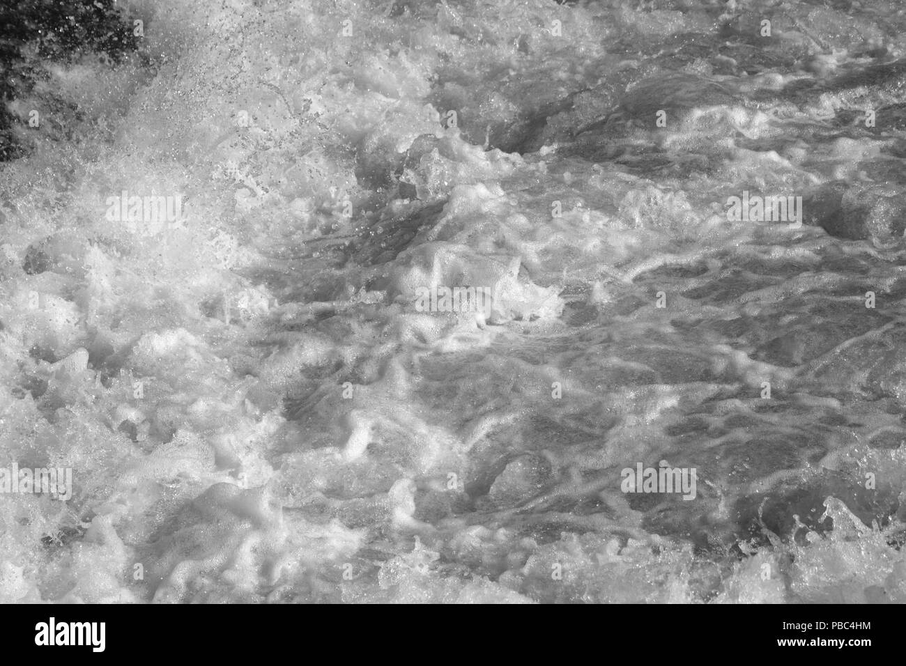 Surface de l'eau avec motif vagues et d'écume blanche Banque D'Images