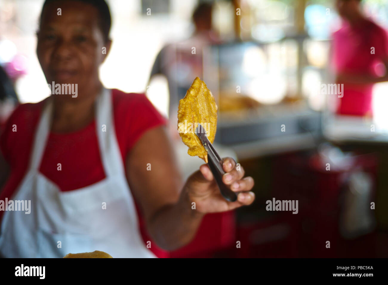 Patacon Pisao, plantain frit, à un panier d'aliments locaux dans les rues du vieux Cartagena Banque D'Images
