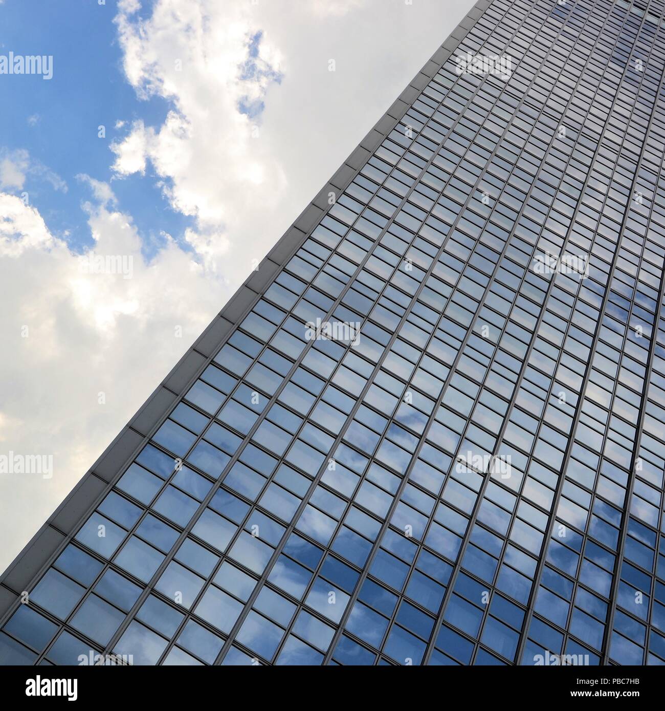 Façade en verre d'un gratte-ciel à Berlin Banque D'Images