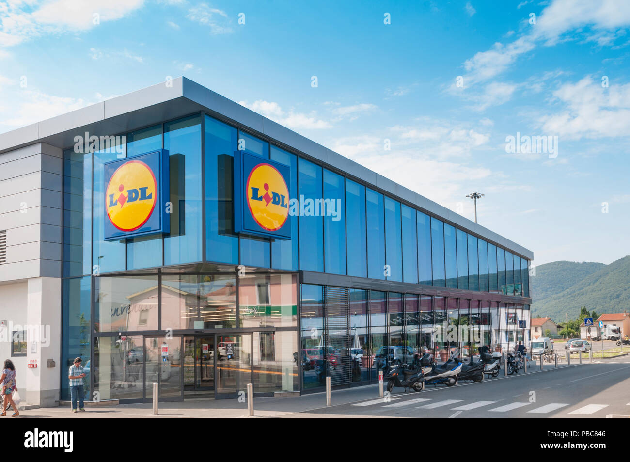 MASSA, ITALIE - 26 juillet 2018 - L'entrée principale à un Lidl supermarché en Italie Banque D'Images