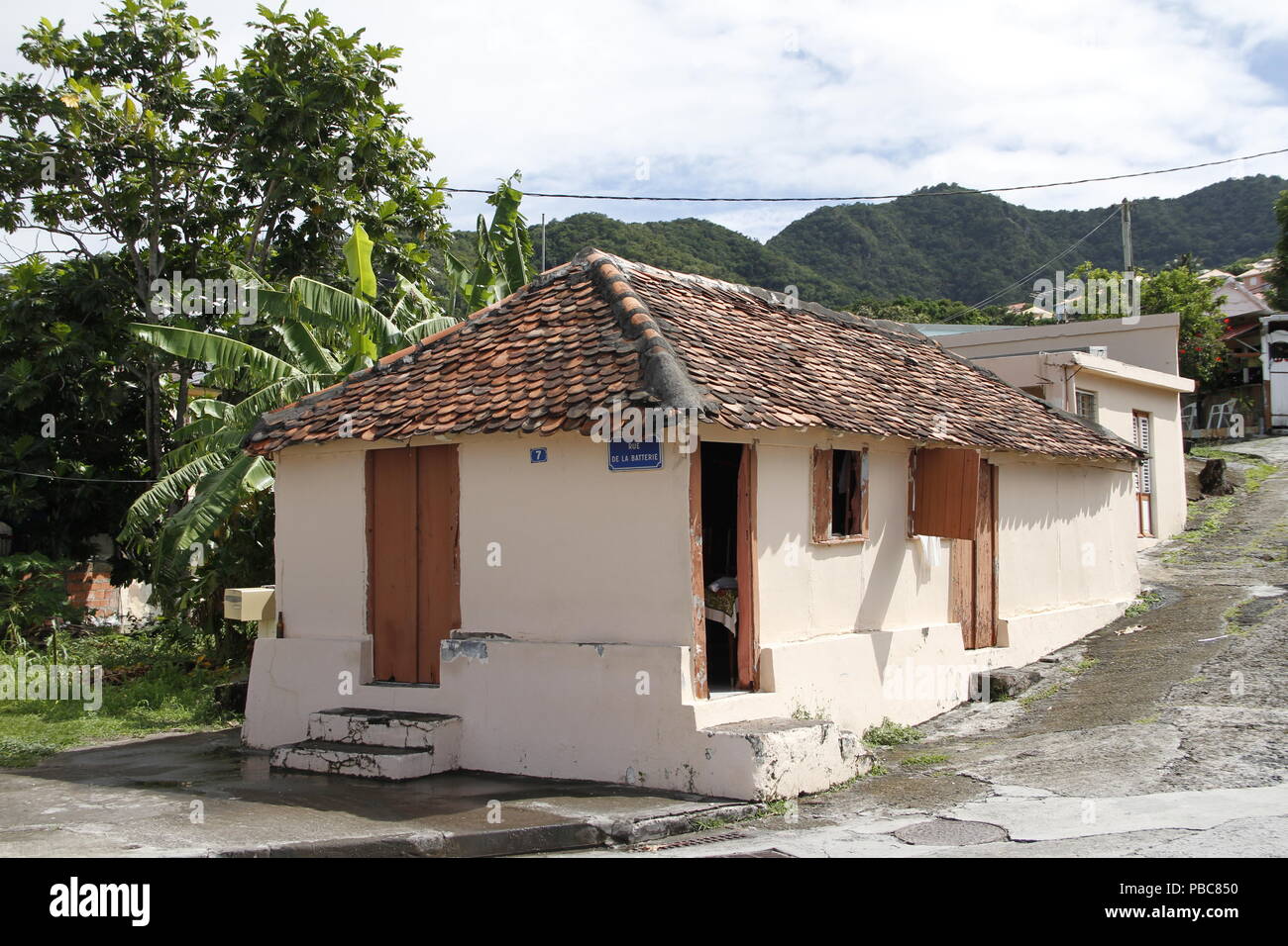 Vieille maison sur la Rue de la batterie dans les anses d'Arlet, village de Grand Anse, Martinique, France Banque D'Images
