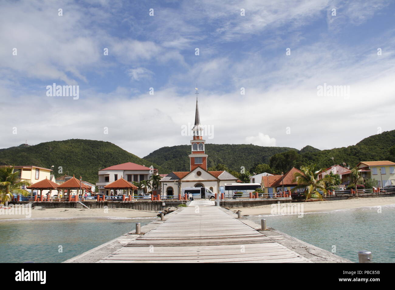 Voir l'église de Saint Henry et les anses d'Arlet village de pier, Grand Anse, Martinique, France Banque D'Images