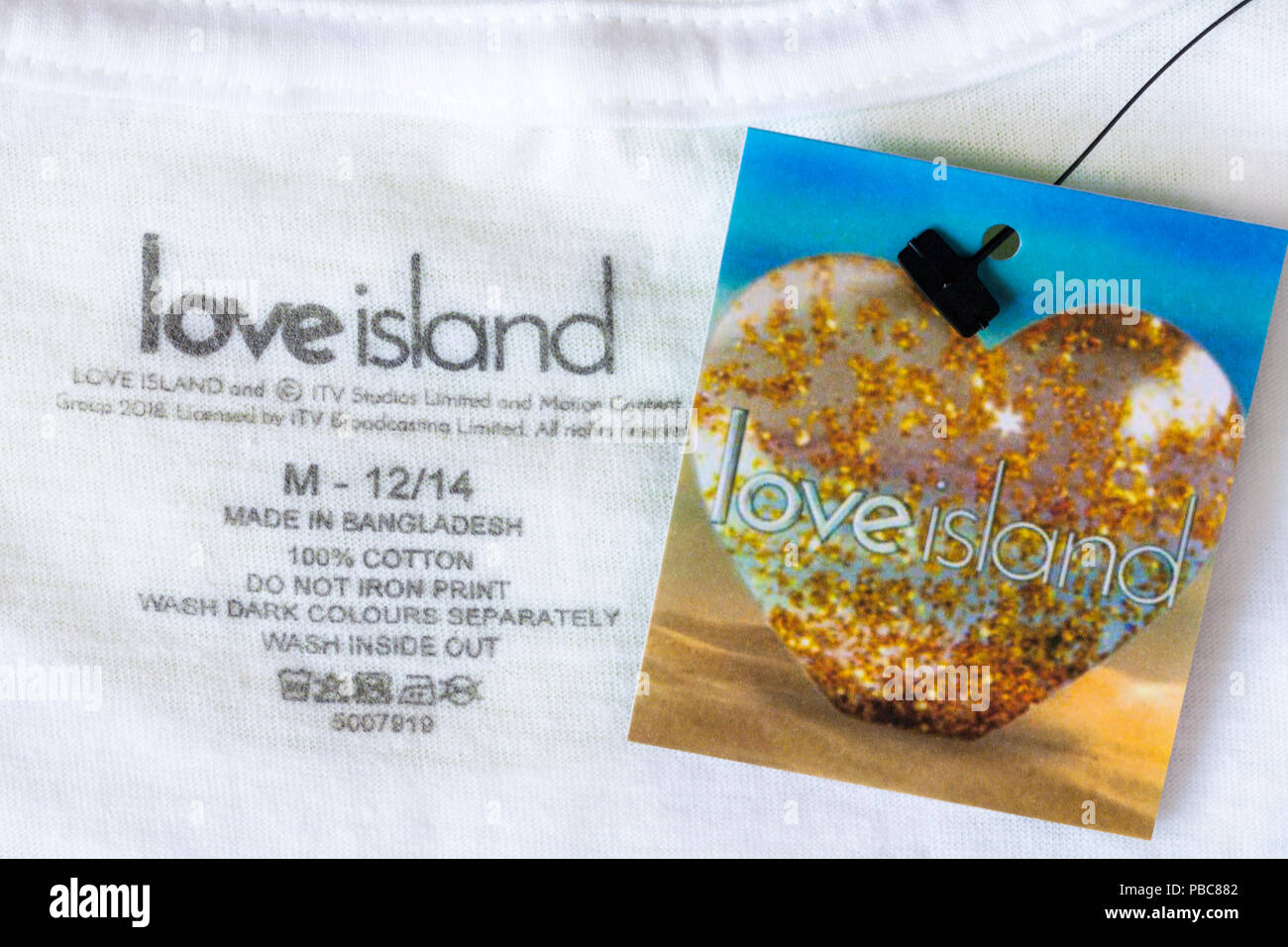 Dans l'amour de l'étiquette Island t-shirt 100 % coton fabriqué au Bangladesh Banque D'Images