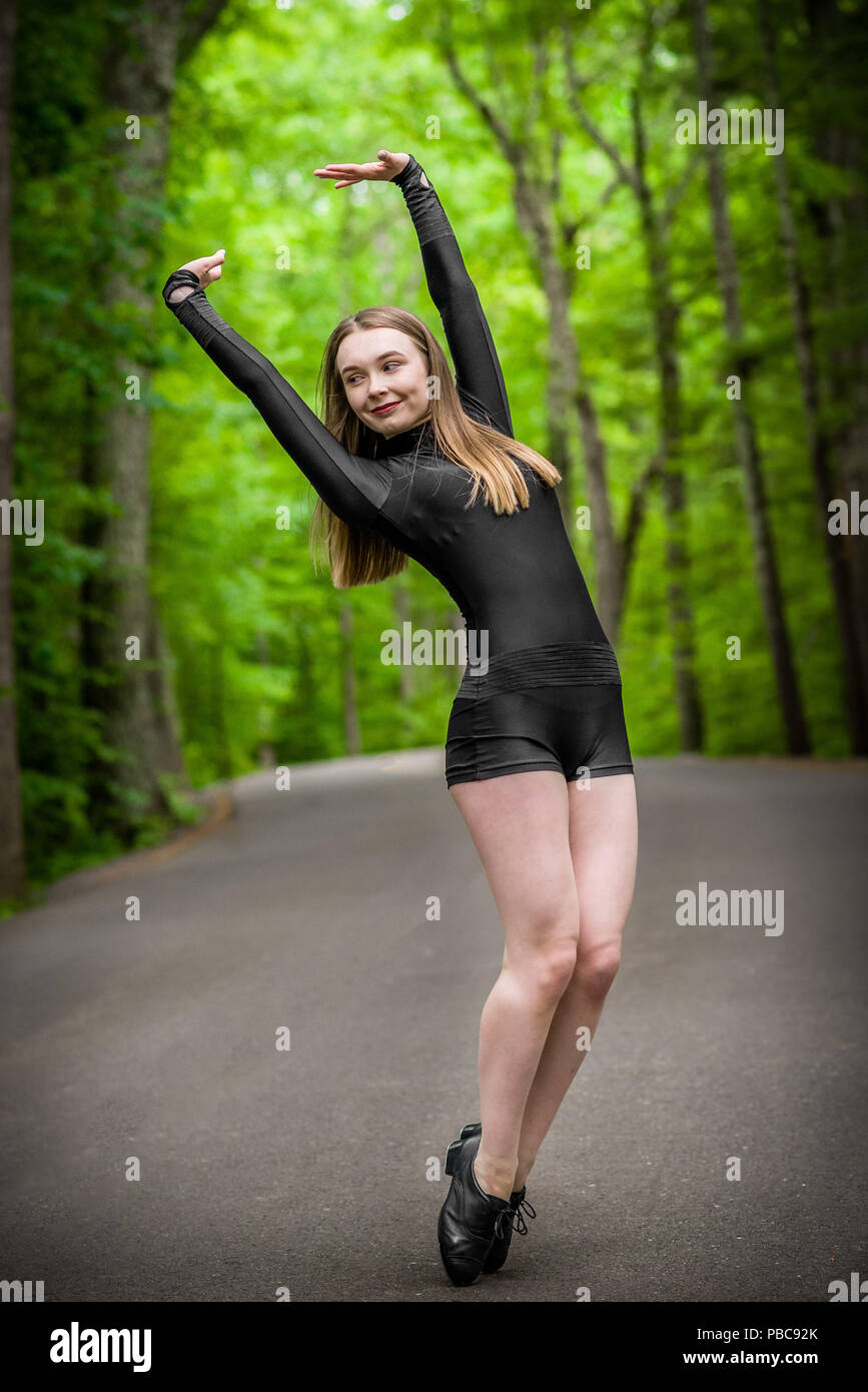 Danseur des orteils à claquettes en danse danseur sur route boisée. Banque D'Images