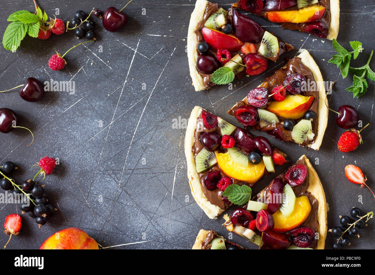 Menu Pizza. Les fruits d'été pizza avec pâte de chocolat berry. La vitamine dessert. Vue supérieure de la télévision mise de fond, l'espace de copie. Banque D'Images