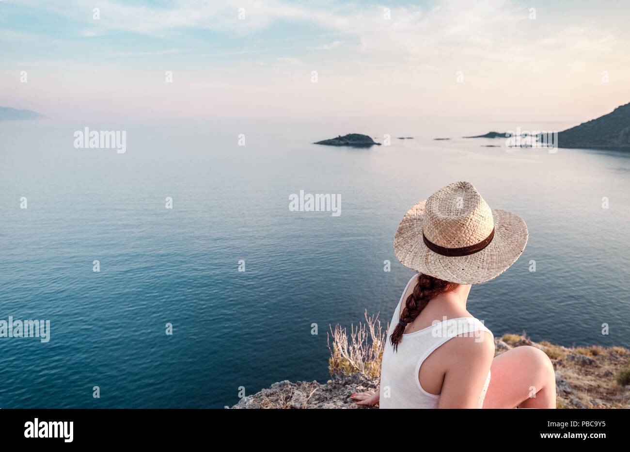 La jeune femme est à regarder la mer Banque D'Images