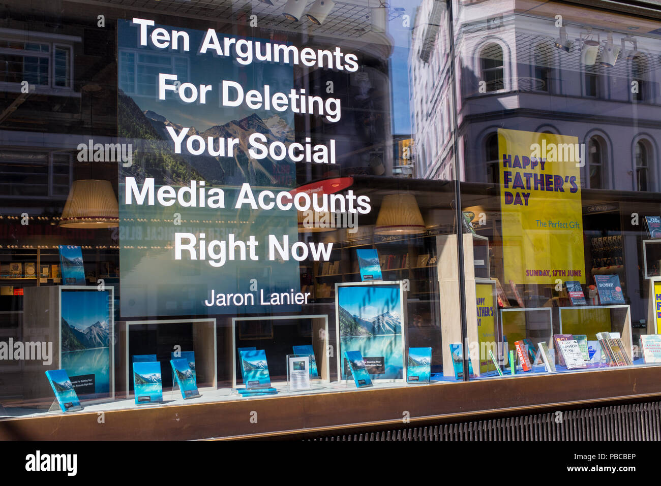 La campagne de promotion de la dernière Jaron Lanier livre dix arguments en faveur de la suppression de vos comptes de réseaux sociaux à l'heure actuelle. Librairie Foyles, London, UK Banque D'Images