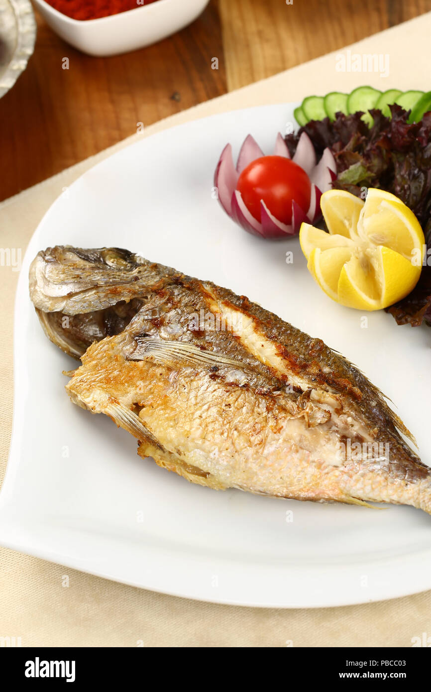 Le poisson grillé aux légumes - Sea Bass Banque D'Images