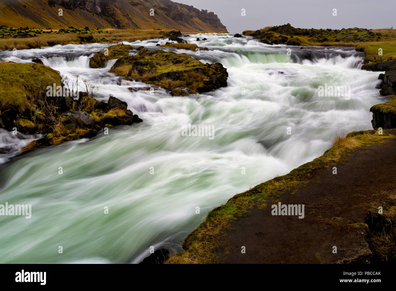 Une rivière qui coule à travers le paysage de l'Islande. Banque D'Images