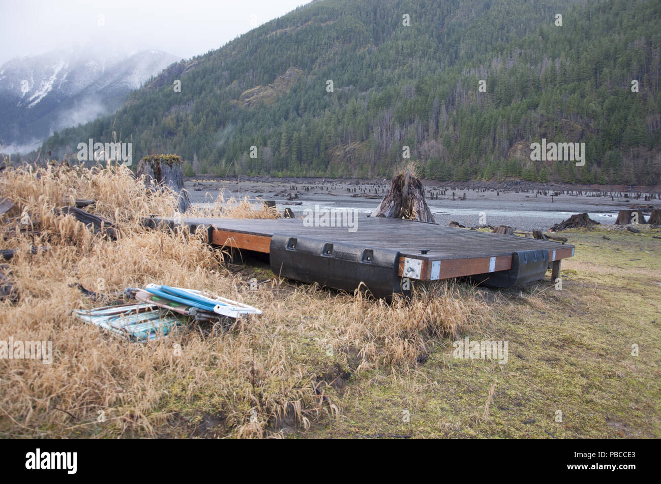 Ancienne route construite avant de vous un abaissés en hiver Lake Cushman Banque D'Images