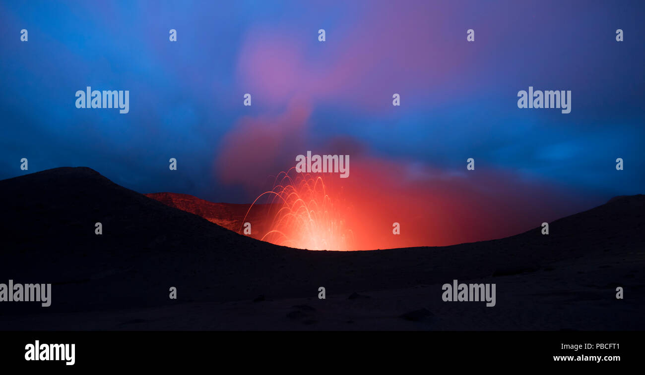 Éruption volcanique avec de la lave, de la nuit à bord du cratère - Mt, Yasur Tanna Island Banque D'Images