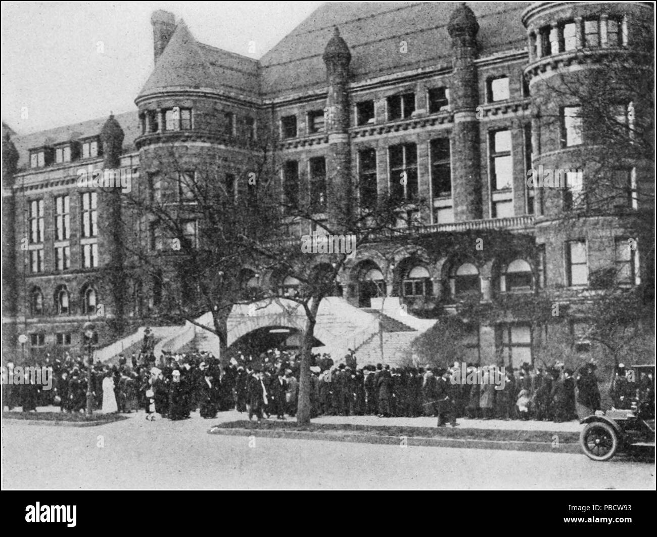 1234 PSM V84 D519 2 visiteurs qui entrent dans l'American Museum of natural history Banque D'Images