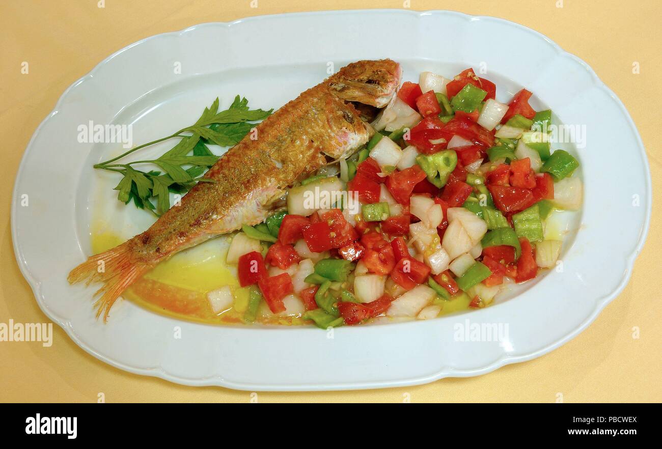 Rouget poêlé avec 'piriñaca' (salade), Cadiz, Andalousie, Espagne, Europe. Banque D'Images