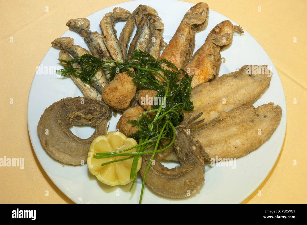 La friture de poissons typiques de la région, de l'Andalousie, Espagne, Europe. Banque D'Images