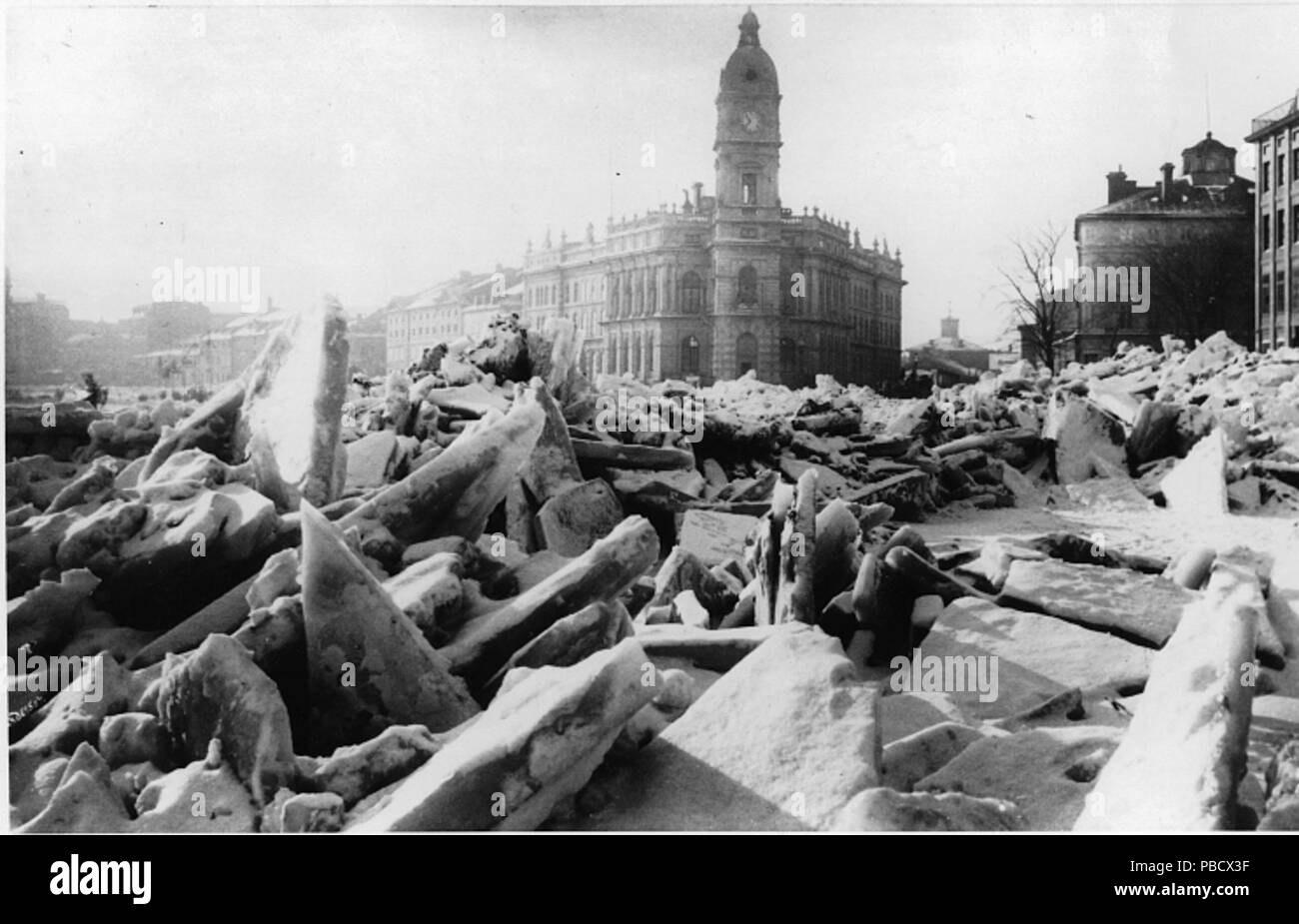 . Anglais : des barrages de glace sur le Vieux Montréal, QC, 1865-1875, Alexander Henderson, les sels d'argent sur papier monté sur carton - papier albuminé 16 x 21 cm - English : Embâcle couvrant les quais du Vieux Montréal en hiver, Montréal, QC, 1865-1875, Alexander Henderson, sels d'argent sur papier monté sur carton - papier albuminé 16 x 21 cm - . Entre 1865 et 1875 1239 1870 Montréal Quais Banque D'Images