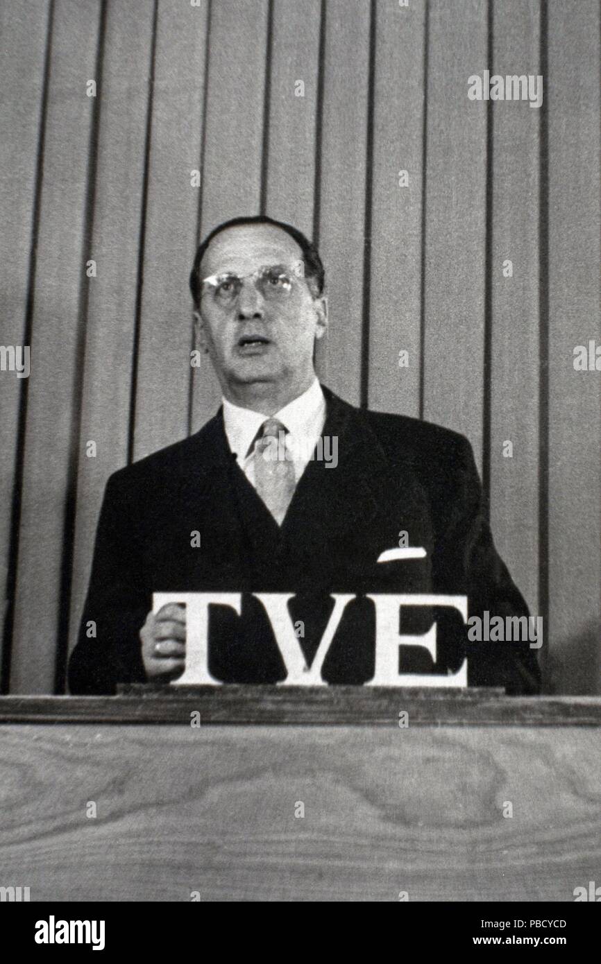 GABRIEL ARIAS SALGADO. ESPAÑOL POLITICO. 1904 - 1962. MINISTRO DE INFORMACION Y TURISMO . DISCURSO DE INAGURACION DE LA T.V.E , octubre de 1956. Banque D'Images