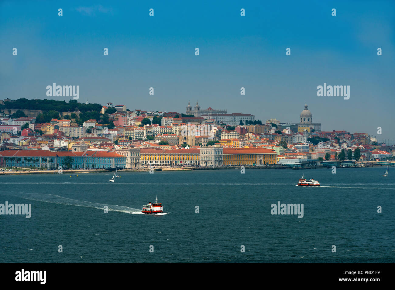 L'horizon de la ville de Lisbonne avec des bateaux (cacilheiro) sur le Tage ; Concept pour voyager au Portugal et visiter Lisbonne Banque D'Images