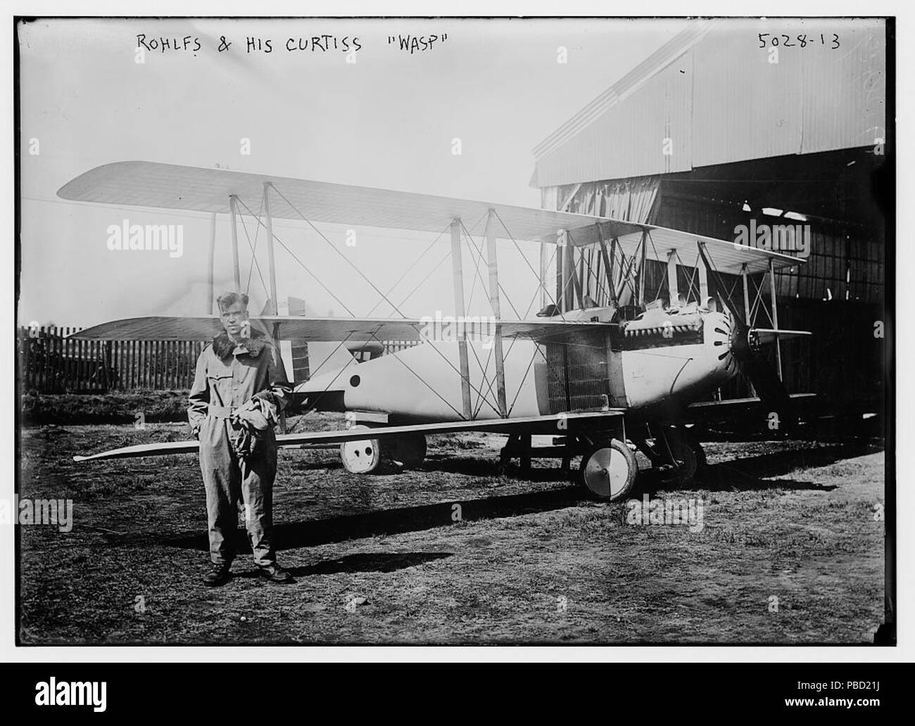 1267 Roland Rohlfs le 18 septembre 1919, à côté de la Curtiss 18T-2 Wasp, US Navy BuNo A-3325 dans laquelle il a établi un record d'altitude Banque D'Images