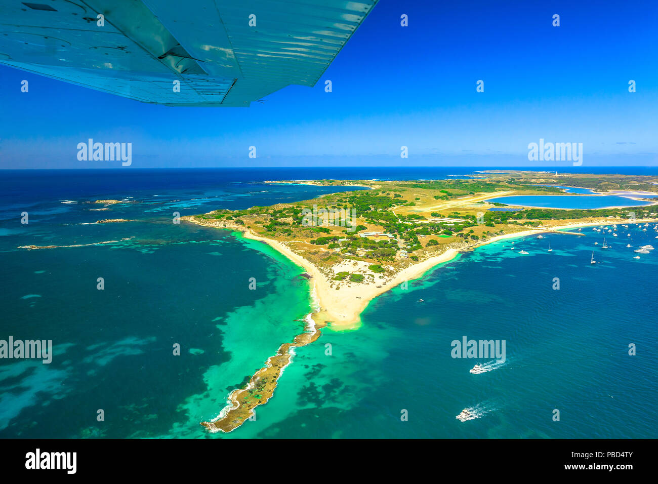 Vue aérienne de l'île Rottnest en Australie. Vol panoramique avec l'aile de l'avion plus célèbre destination touristique de l'ouest de l'Australie. Rottnest Island est Banque D'Images