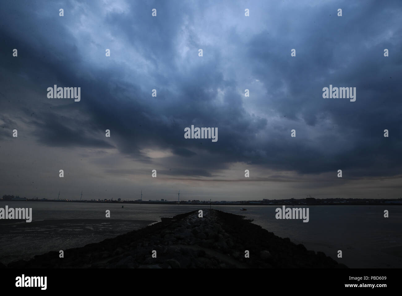 Les nuages au-dessus du front de mer de Liverpool obscurcissent une vue sur la lune de sang, la plus longue éclipse lunaire du siècle qui voit le satellite naturel de la Terre devenir rouge de sang. Banque D'Images