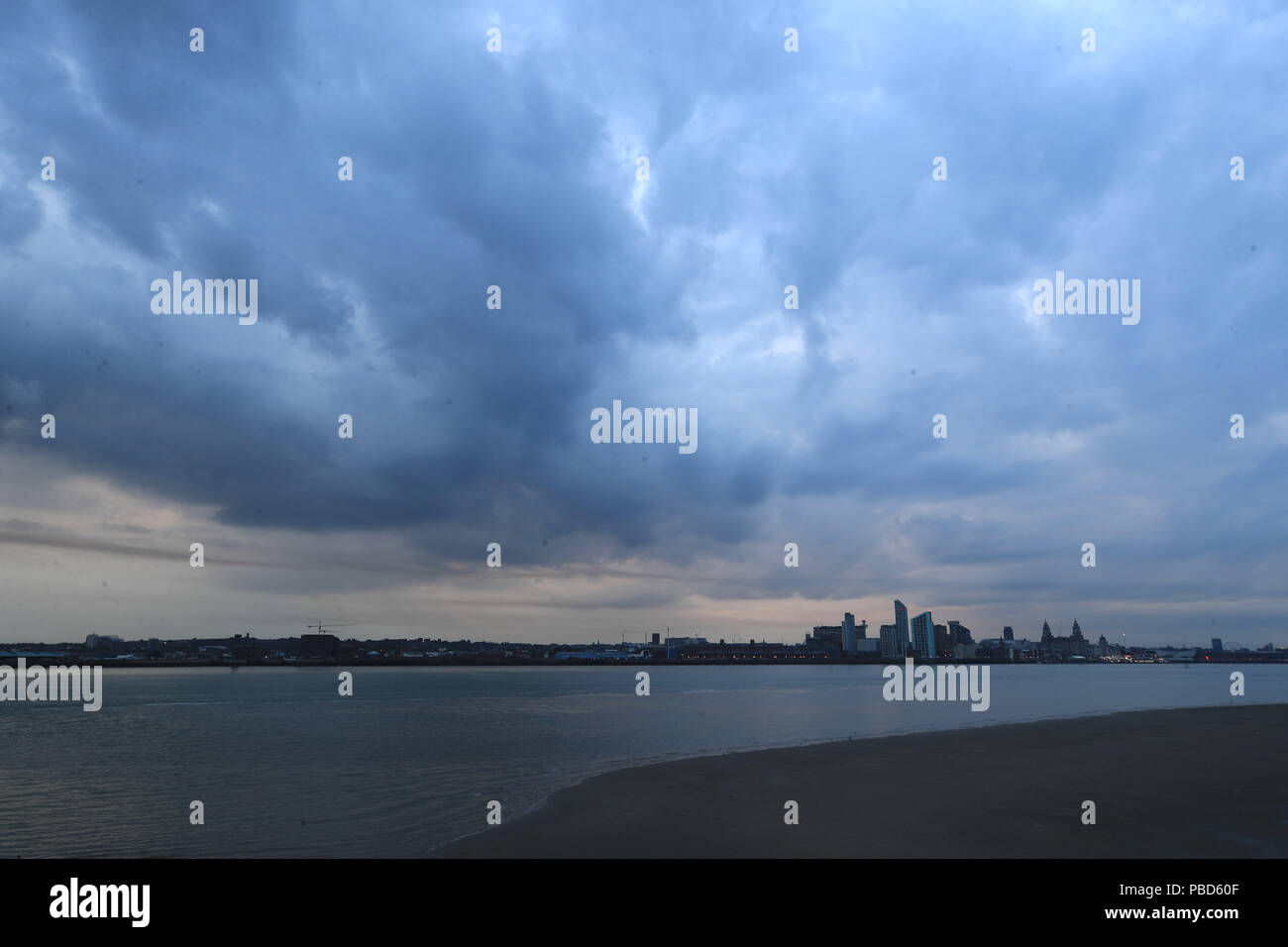 Nuages sur Liverpool Waterfront masque une vue de la "Lune de sang", la plus longue éclipse lunaire du siècle qui voit le satellite naturel de la Terre tourner rouge sang. Banque D'Images