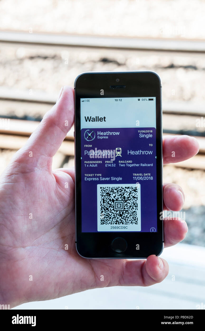 Wallet app sur iphone montrant QR code pour les billets de train sur le train Heathrow express entre Paddington et Heathrow. Banque D'Images